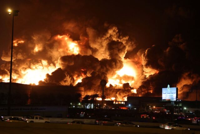 Ataque contra Aramco: megaincendio en almacén petrolero de Arabia Saudita por misil lanzado por los hutíes de Yemen