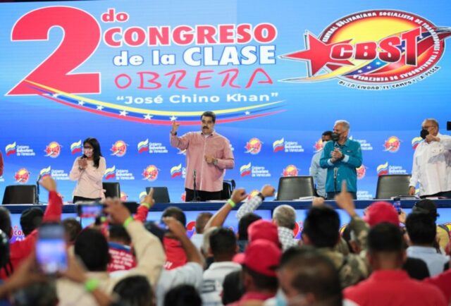 Maduro aumentó el salario mínimo a medio petro
