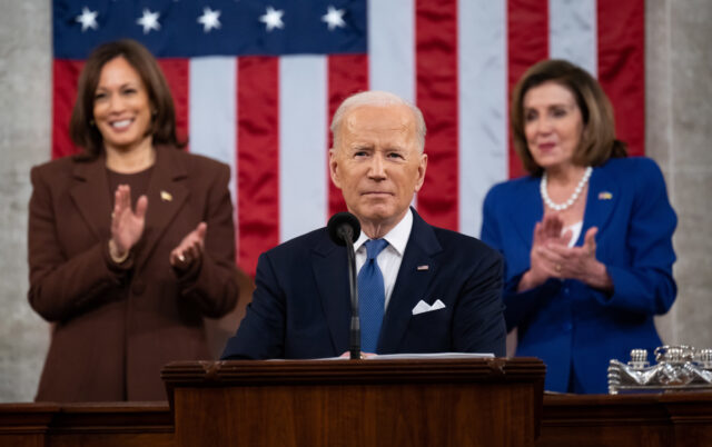 Biden anuncia cierre del espacio aéreo de EE UU para aerolíneas rusas
