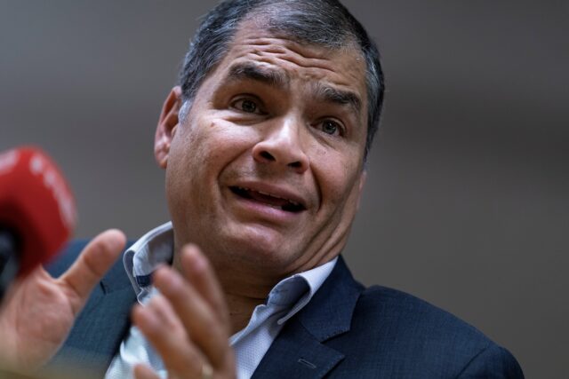 Rafael Correa responde a prohibición de ingreso a EE UU: "¡No hay derecho!"