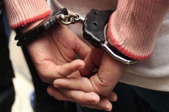 Detuvieron a una joven en Florida por intentar estrangular a uno de sus hijos