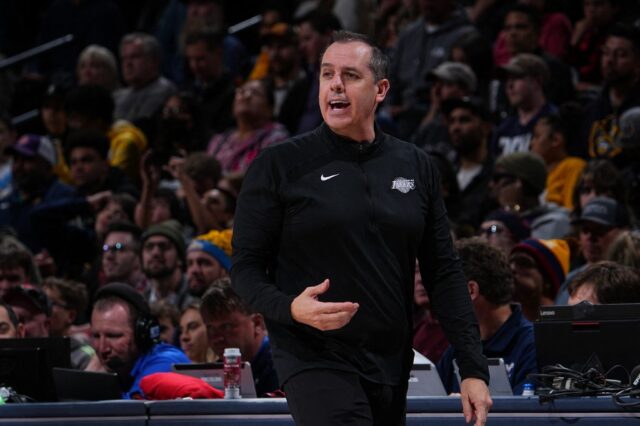 Los Ángeles Lakers despiden al entrenador Frank Vogel