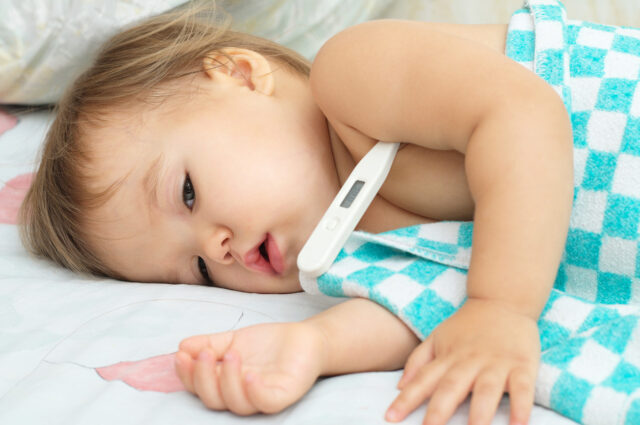 Fiebre en niños: ¿cómo tomarles la temperatura y tratarla?