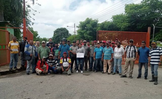 Trabajadores de empresa socialista en Barinas exigen pago de aumento salarial