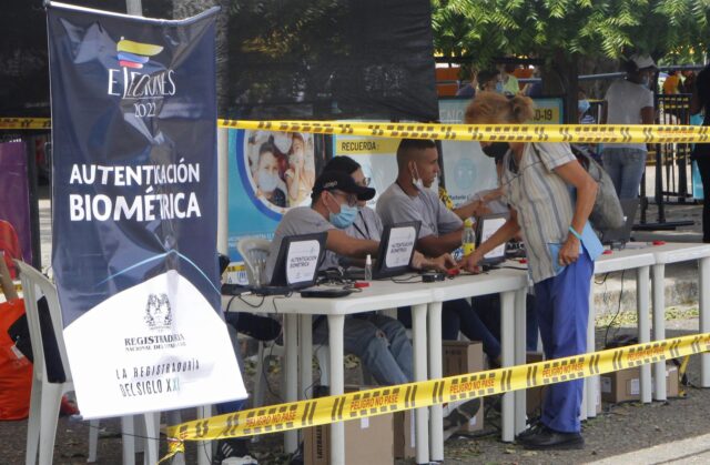 Colombianos residentes en Venezuela comienzan a votar en la frontera