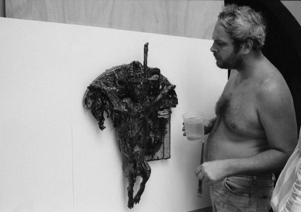 ERT - 1. Miguel von Dangel con el Perro crucificado (1983) – Foto de Carlos Germán Rojas