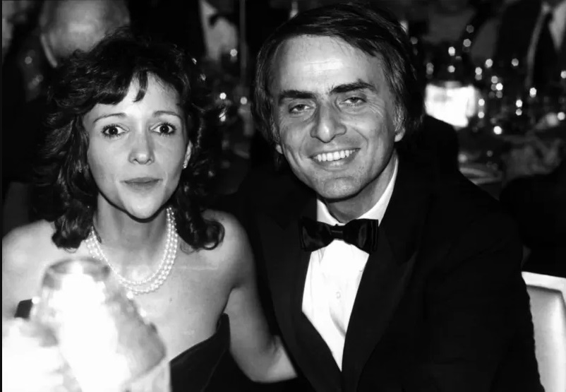 Carl Sagan y su prometida Ann Druyan en el Waldorf-Astoria alrededor de 1980 en la ciudad de Nueva York Foto Getty Images
