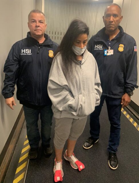 La primera fotografía de la extesorera Claudia Díaz detenida en Estados Unidos