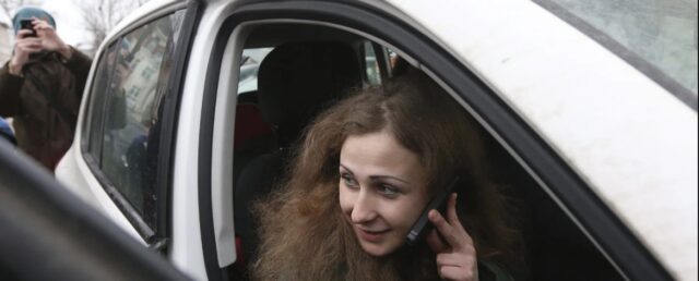 La líder de Pussy Riot escapa disfrazada de Rusia por la represión de Putin