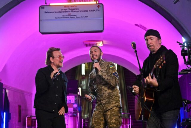 Cantante de U2, Bono, da un concierto en el metro de Kyiv