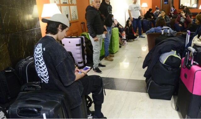 Unos en Bolivia y otros en Argentina: empeora la situación de los pasajeros varados tras desvío del vuelo de Conviasa