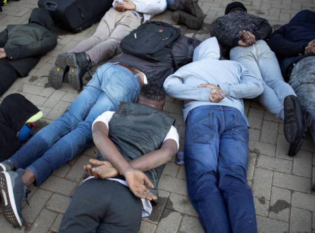 Más de 80 detenidos por robar y violar en grupo a ocho mujeres en Sudáfrica