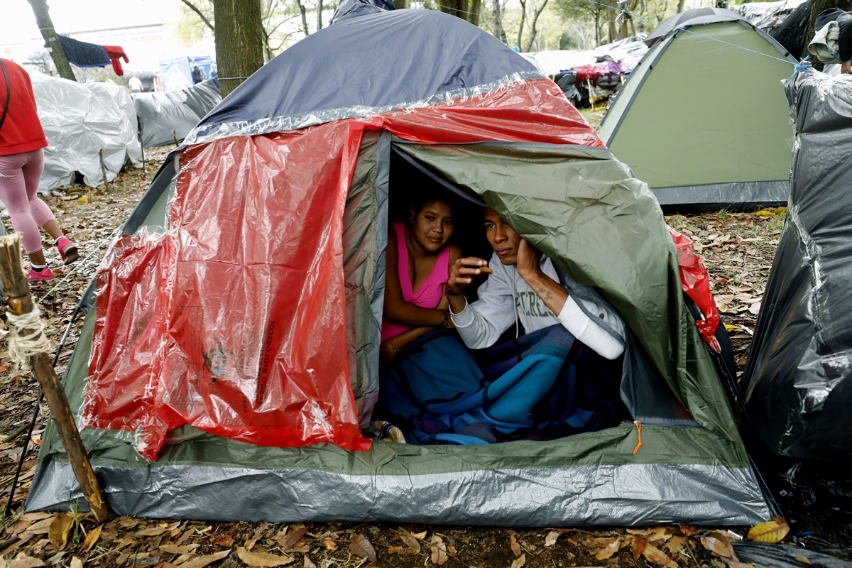 Campamento venezolano sobre una vía en Bogotá espera ayuda para volver a su país
