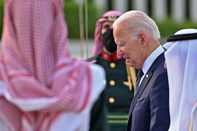Biden perdona parte de la deuda estudiantil en un guiño al voto joven