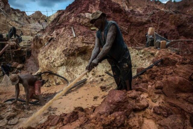 Gobierno expulsa a pequeños mineros de El Callao para establecer alianzas con empresas más grandes