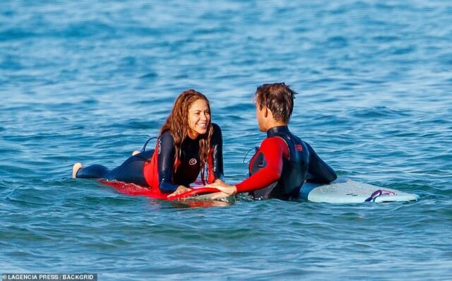 Revelan primeras fotos de Shakira con sus hijos en la playa junto a un hombre