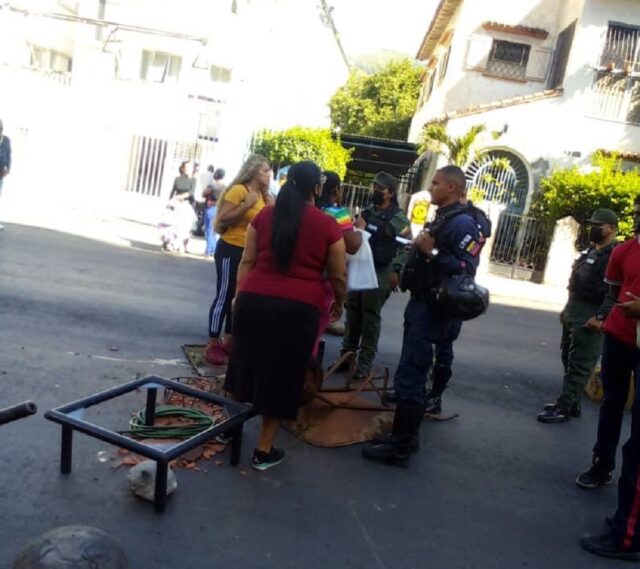 Familiares de un bebé fallecido protestan frente a la Maternidad Santa Ana