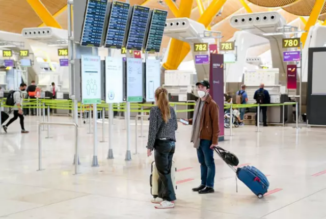 España aclara que las mascarillas seguirán siendo obligatorias en los aviones, pero no en los aeropuertos