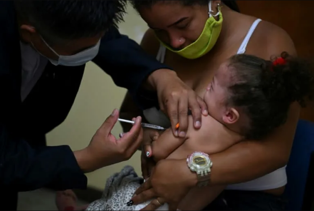 Vacunación cae en Venezuela entre déficit de dosis y desinformación