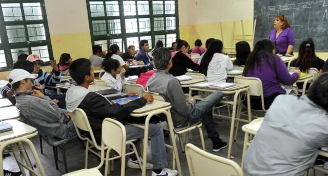 Investigan a maestra en Bolivia por poner como tarea a sus alumnos que llevaran muestras de semen