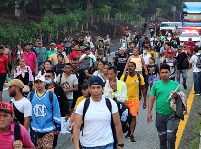 Caravana de migrantes hacia EE UU se desintegra en Guatemala