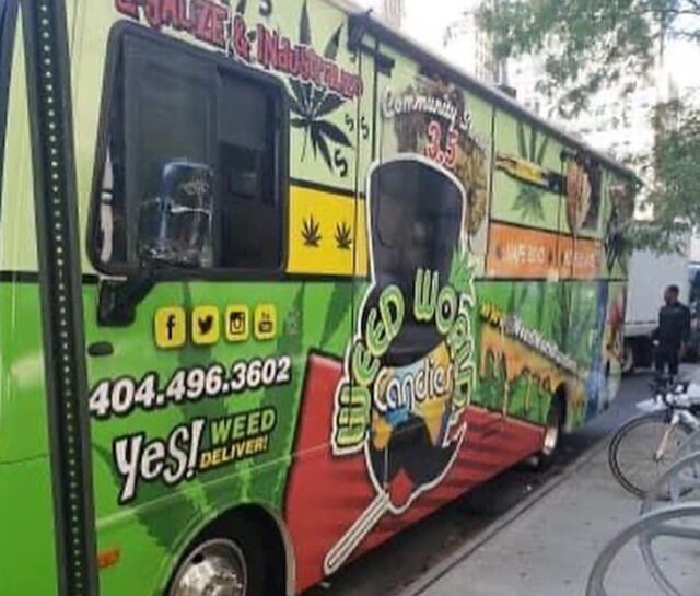 Policía retira de Times Square 19 camionetas que vendían marihuana sin licencia