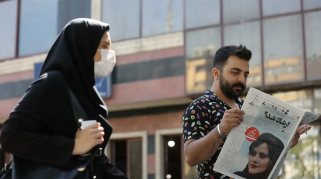 Nuevas protestas en Irán por muerte de joven detenida por llevar mal el velo