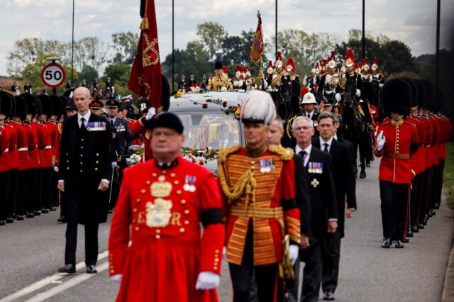 El féretro de Isabel II llega al castillo de Windsor
