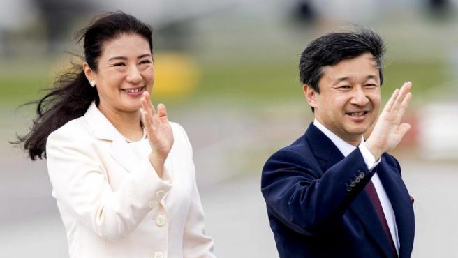 Emperadores de Japón parten a Reino Unido para atender exequias de Isabel II