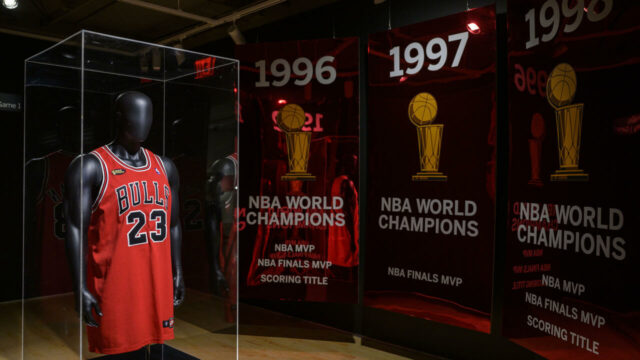 Una camiseta de Michael Jordan es subastada por precio récord