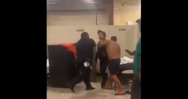 Suspendieron a policía por golpear a migrante venezolano en albergue de Nueva York