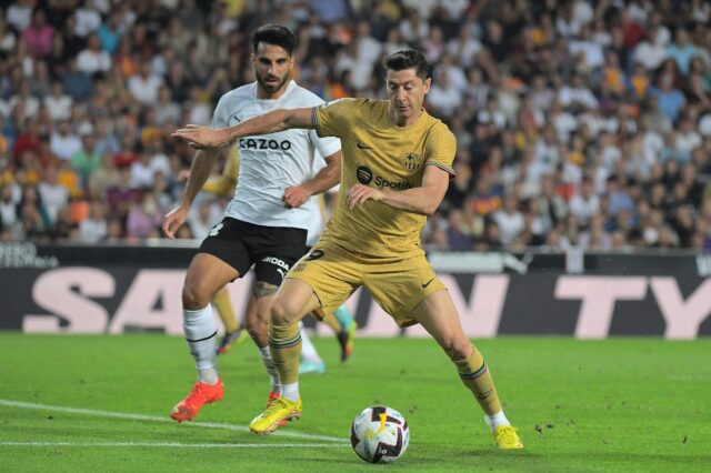 Lewandowski rescata al Barcelona en Valencia, el Atlético naufraga en Cádiz