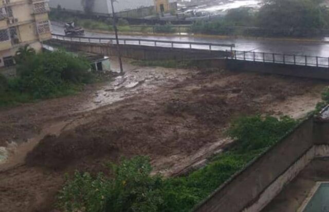 Tres edificios evacuados y siete vehículos afectados por las fuertes lluvias en La Guaira