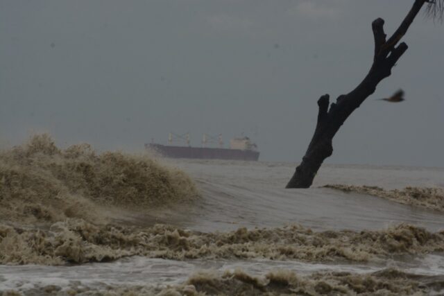 Al menos 3 muertos y 600.000 evacuados en Bangladesh por el ciclón Sitrang