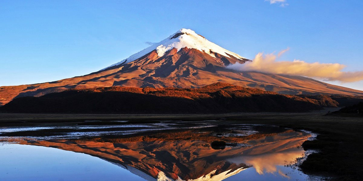 Declaran alerta amarilla en el volcán Cotopaxi tras nube de vapor y ceniza