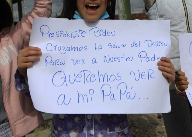 Niños migrantes venezolanos protestaron en línea México-EE UU tras ser separados de sus padres