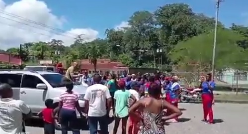 [VIDEO] Habitantes de Caucagua increparon en plena carretera a Héctor Rodríguez por el mal estado de una escuela