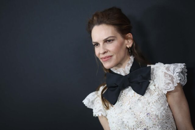 Hilary Swank confirma que está embarazada de mellizos a sus 48 años de edad