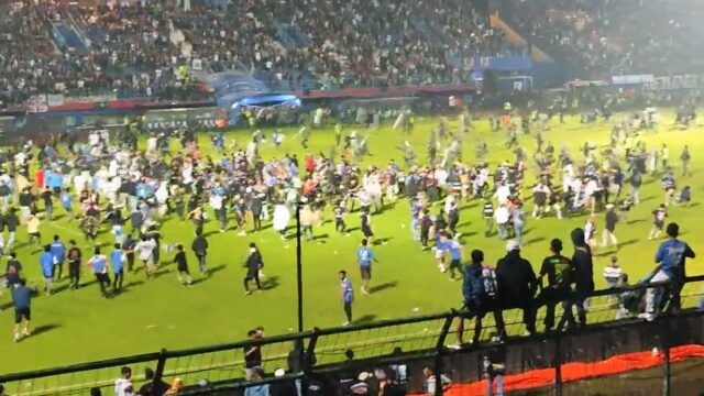 Al menos 127 muertos por violencia en partido de fútbol en Indonesia