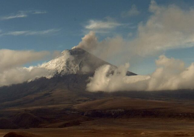 Reportan caída de ceniza del volcán Cotopaxi en Quito