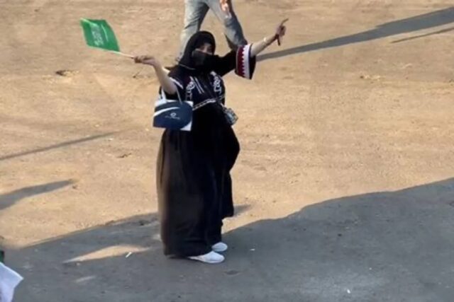 Mundial Qatar 2022: es de Arabia Saudita, festejó sola la victoria de su país y su imagen recorrió el mundo
