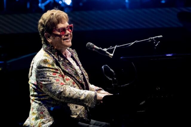 Elton John se despidió de los escenarios de Estados Unidos: Dua Lipa, Brandi Carlile y un icónico look