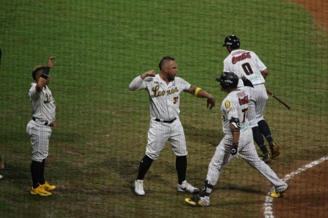 A casa llena, los Leones del Caracas derrotaron a sus eternos rivales
