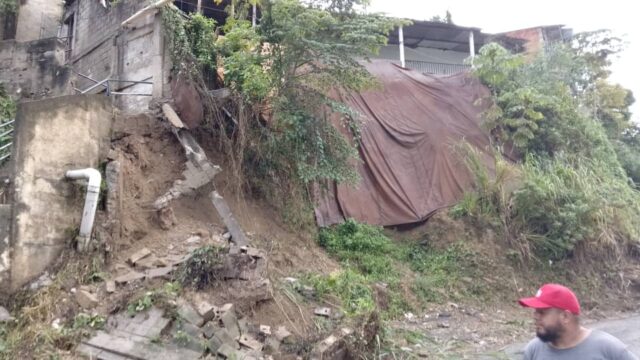 Colapsaron 20 viviendas en la carretera vieja Caracas-La Guaira