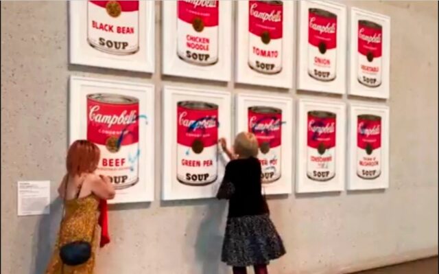 Activistas ecologistas se pegan a obra de Warhol en una galería de Australia