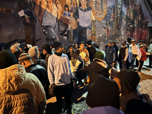Pese a negativa del alcalde Adams, el Consejo de Nueva York aprueba medidas para brindar a migrantes más espacio en los refugios