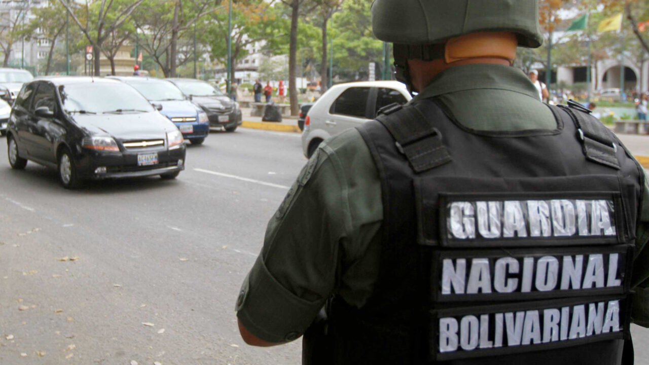 La FANB detiene a tres personas por extraer arena para llevar a Colombia