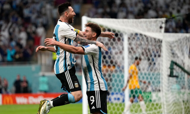 Messi alcanza los mil y Argentina los cuartos tras derrotar a Australia 2-1