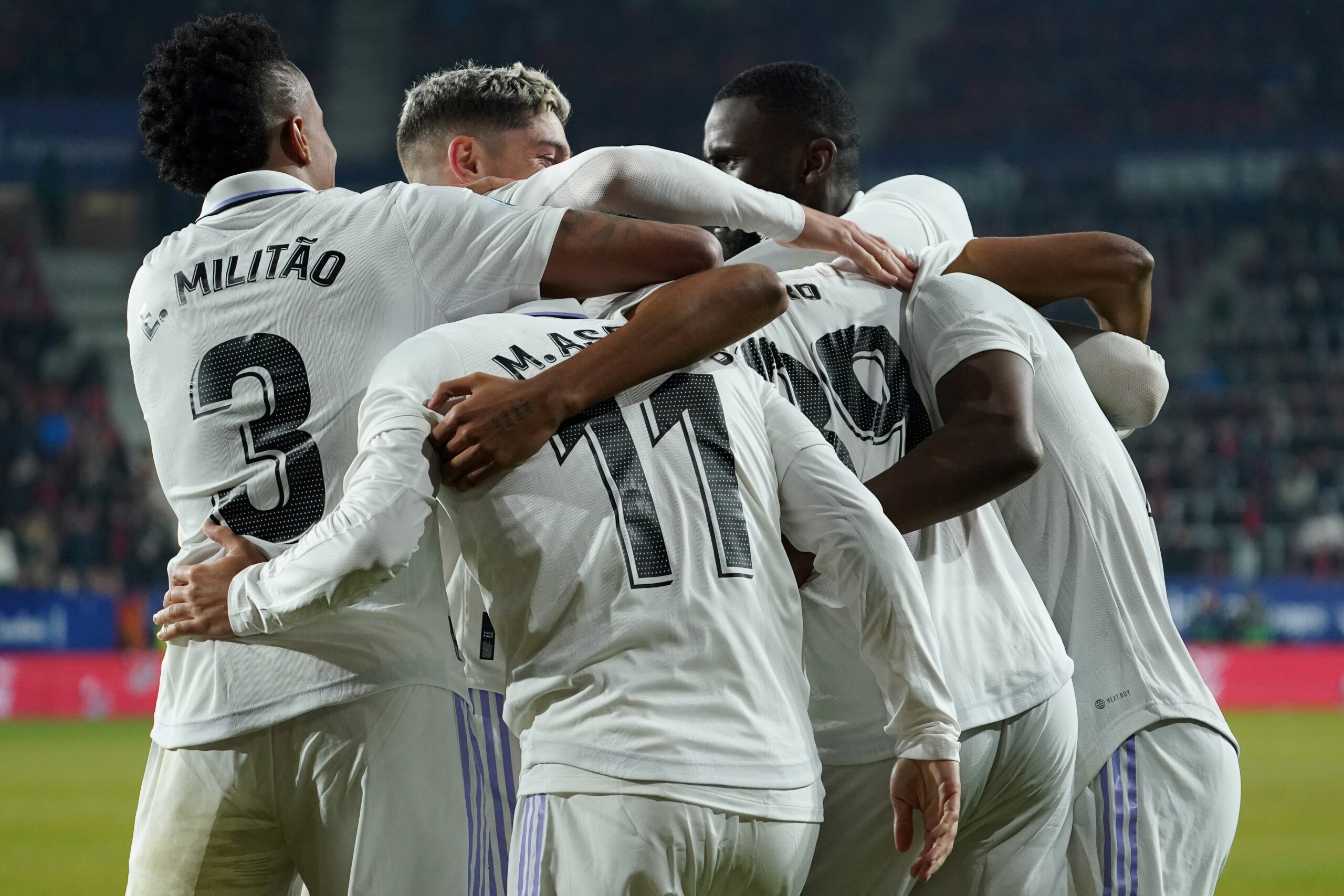 Real Madrid mete presión al Barcelona tras ganarle 2-0 a Osasuna