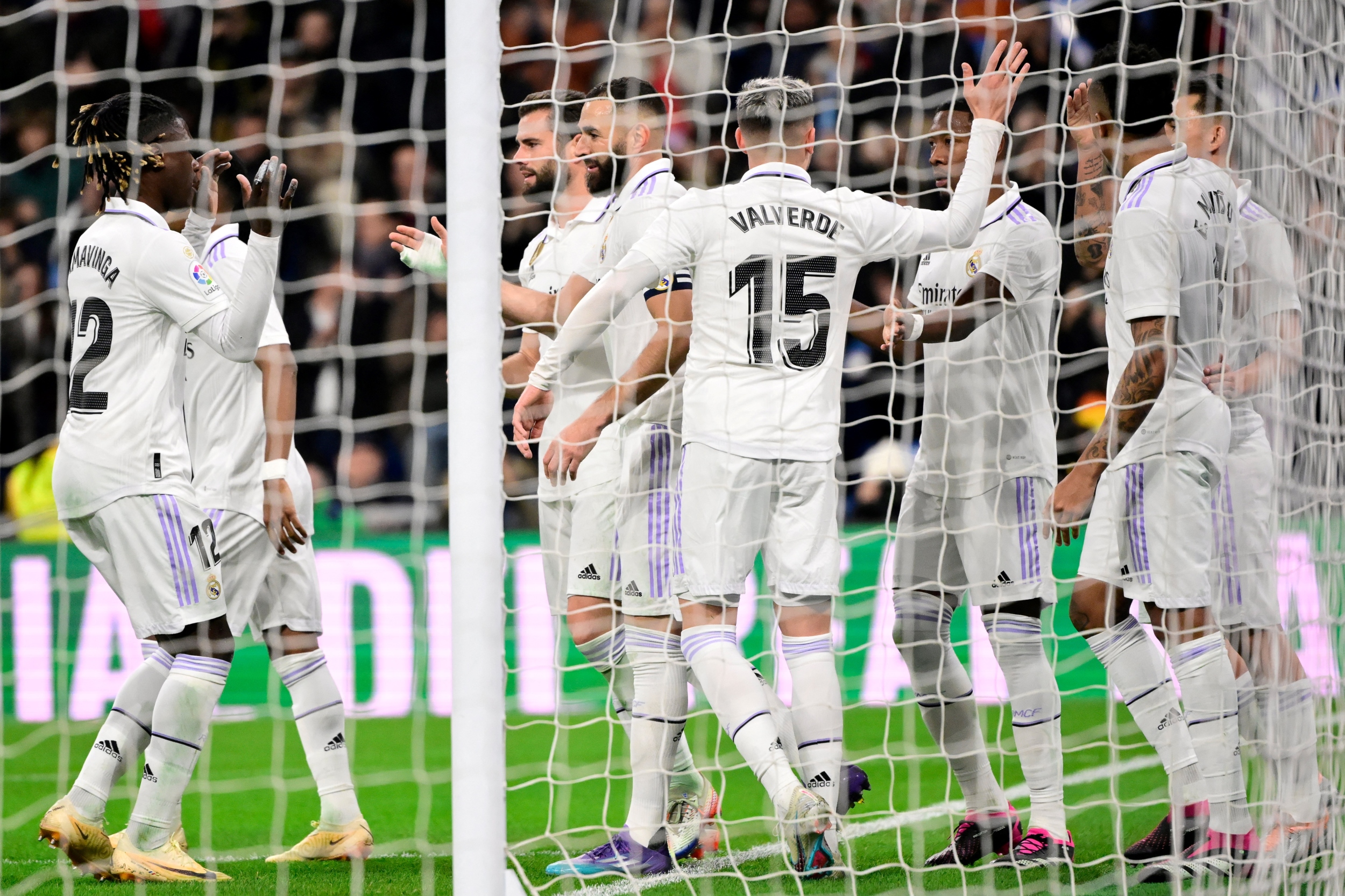 El Real Madrid aplasta al Elche 4-0 para ponerse a 8 puntos del Barcelona